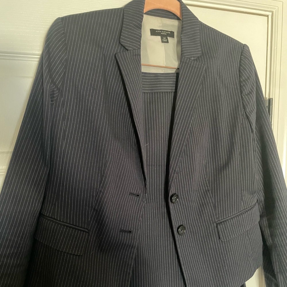 Ann Taylor Navy Pinstripe Suit Tailored Fit Button Closure Pockets 4P